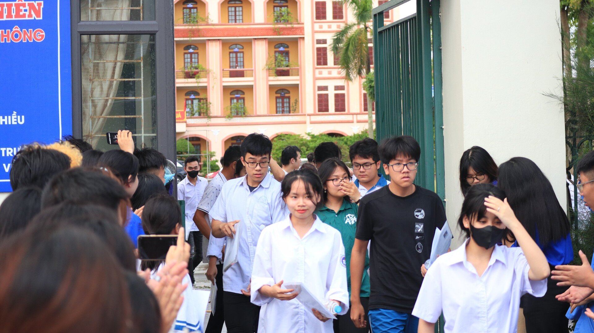 Ngày thi đầu tiên đầy cảm xúc trong kì thi tốt nghiệp THPT năm 2024